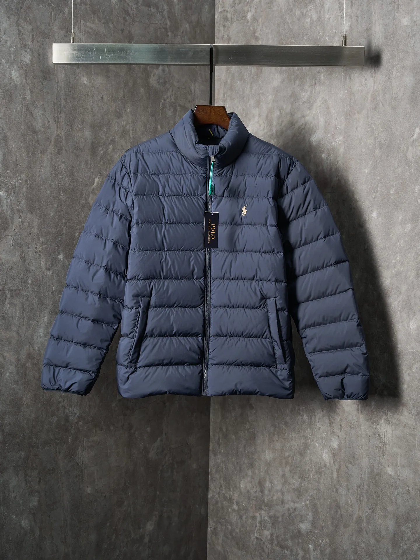 P900 Actual hanging auction】Ralph Lauren/Ralph Lauren pony logo embroidered ribs lightweight down jacket [Ready stock] S M L XL high-quality filling: 90 white duck down is selected, weighing 260g, ensuring excellent thermal insulation performance. After strict screening and processing, the velvet is not easy to drill, ensuring durability. The nylon fabric has good windproof and waterproof properties, which can effectively block the intrusion of wind and rain from the outside. It keeps the interior dry and is suitable for wearing in humid or rainy environments.  The red label on the chest is made with an imported MECLO embroidery machine. The original pattern is scanned first, and then high-quality silk thread is used to make a pattern. The density effect is adjusted by continuous pattern making.  Exquisite details: the zipper design is simple and elegant, easy to operate; the closing design of the cuffs and hem effectively prevents the intrusion of cold wind, improving the warmth and comfort of wearing.  All the hangtags, wash marks, air holes, and four-button buttons are all custom-made using original one-to-one molds.